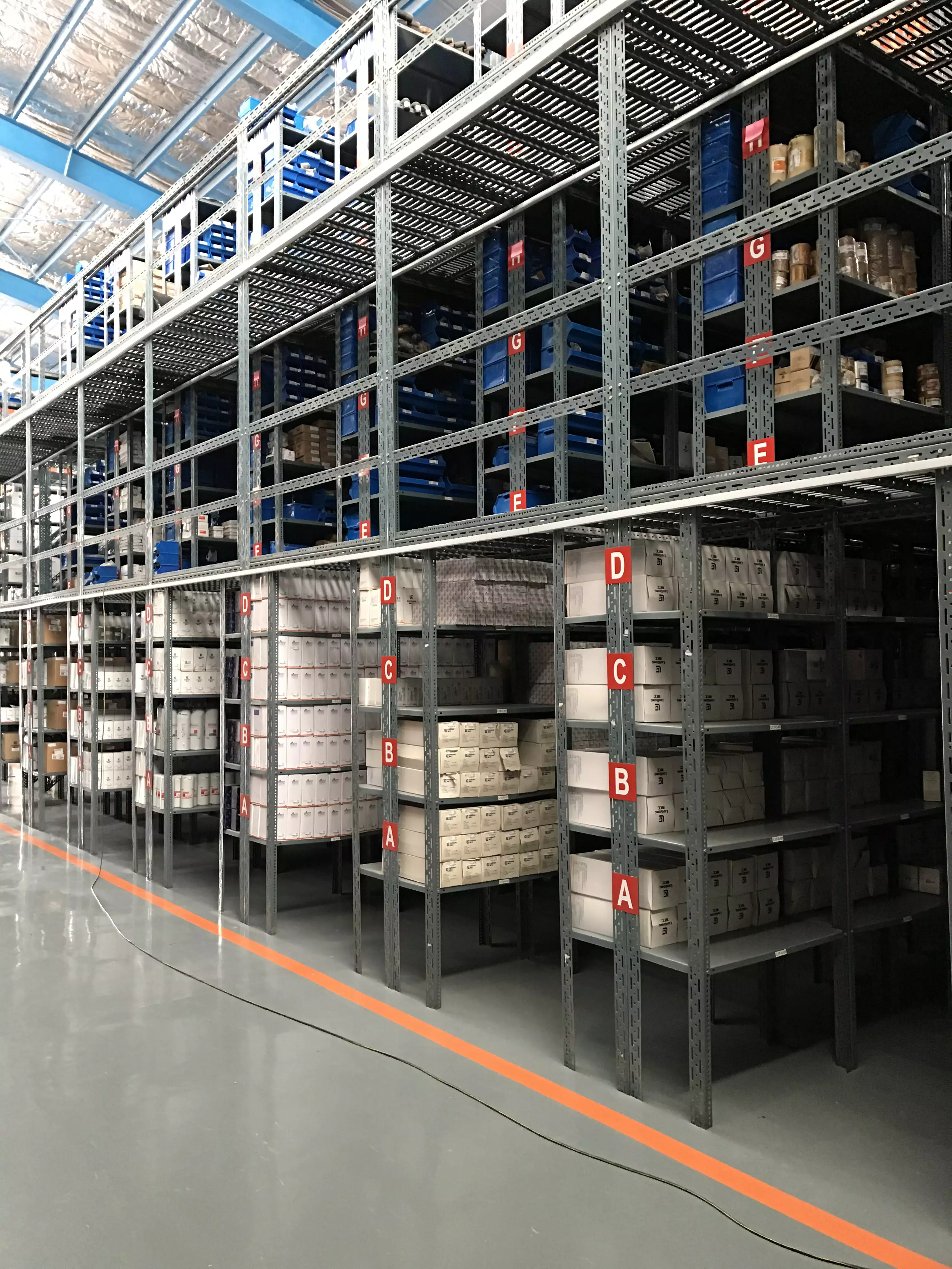 قفسه بندی پیچ و مهره ای